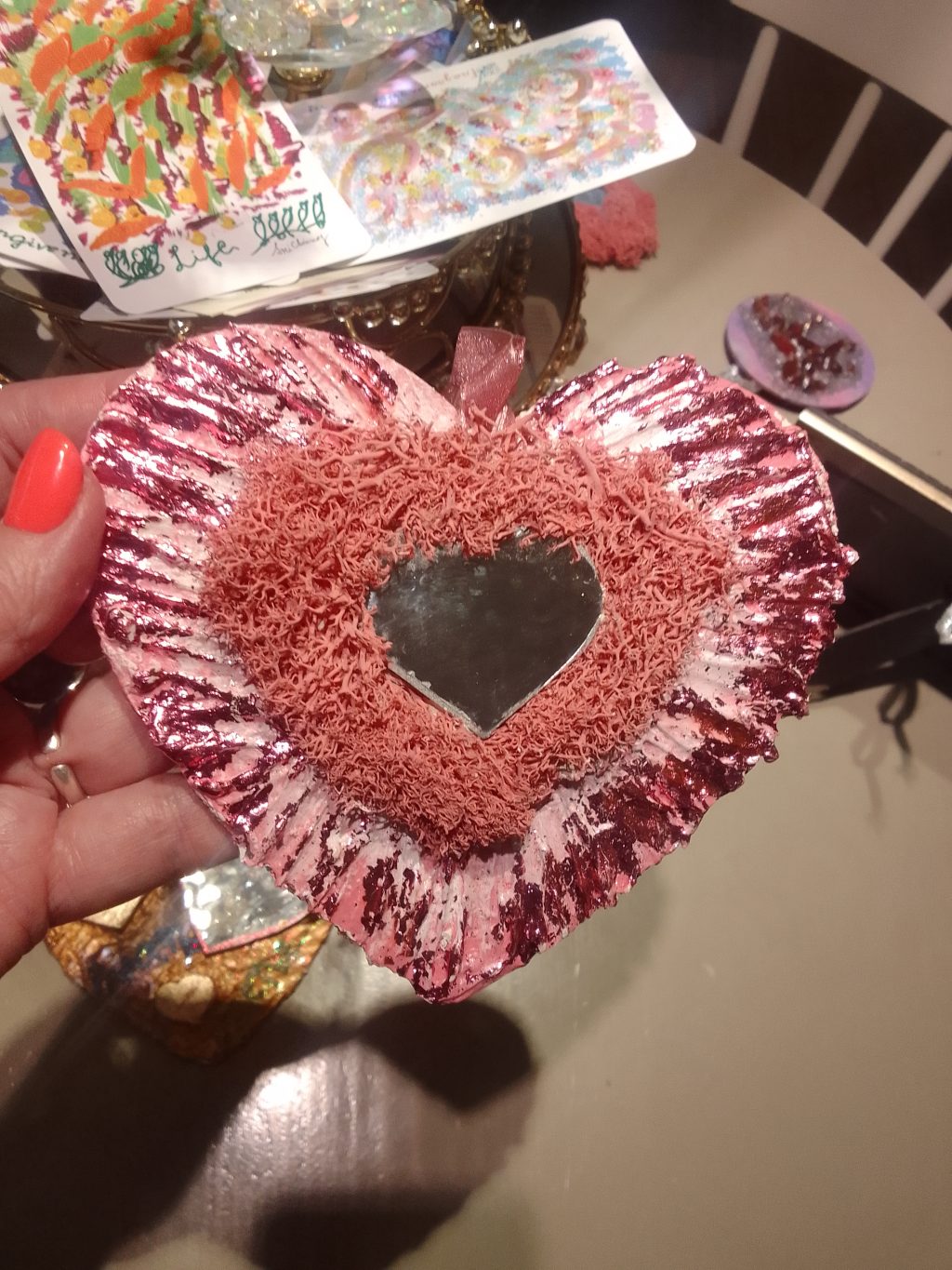 Розовое сердце с зеркалом