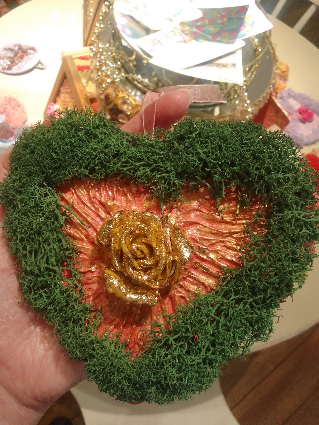 Сердце с золотой розой и эко-мхом