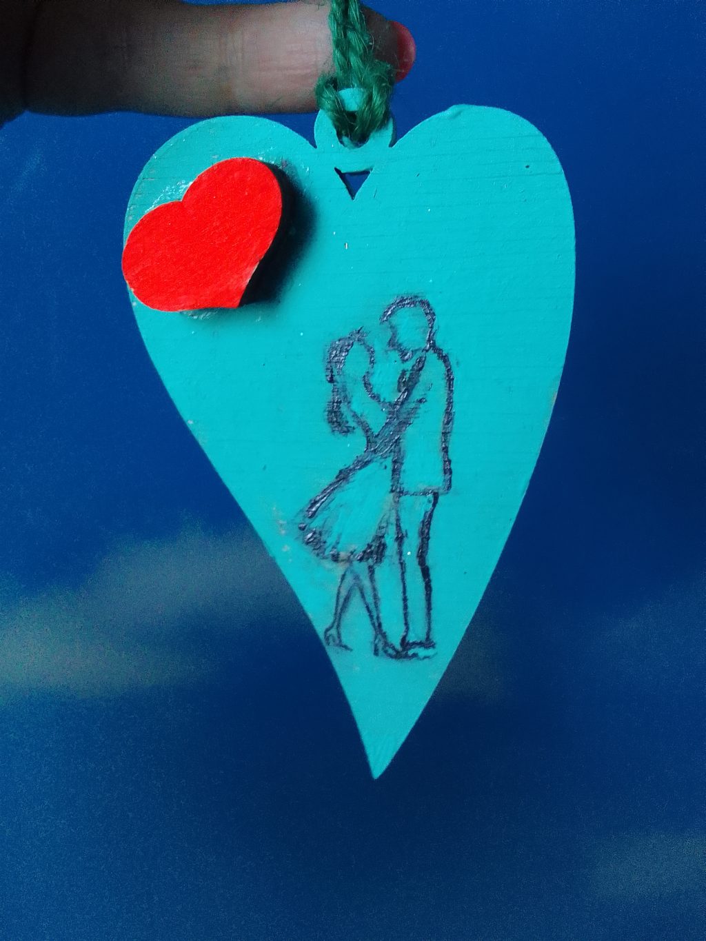 Пара влюбленных с алым сердцем