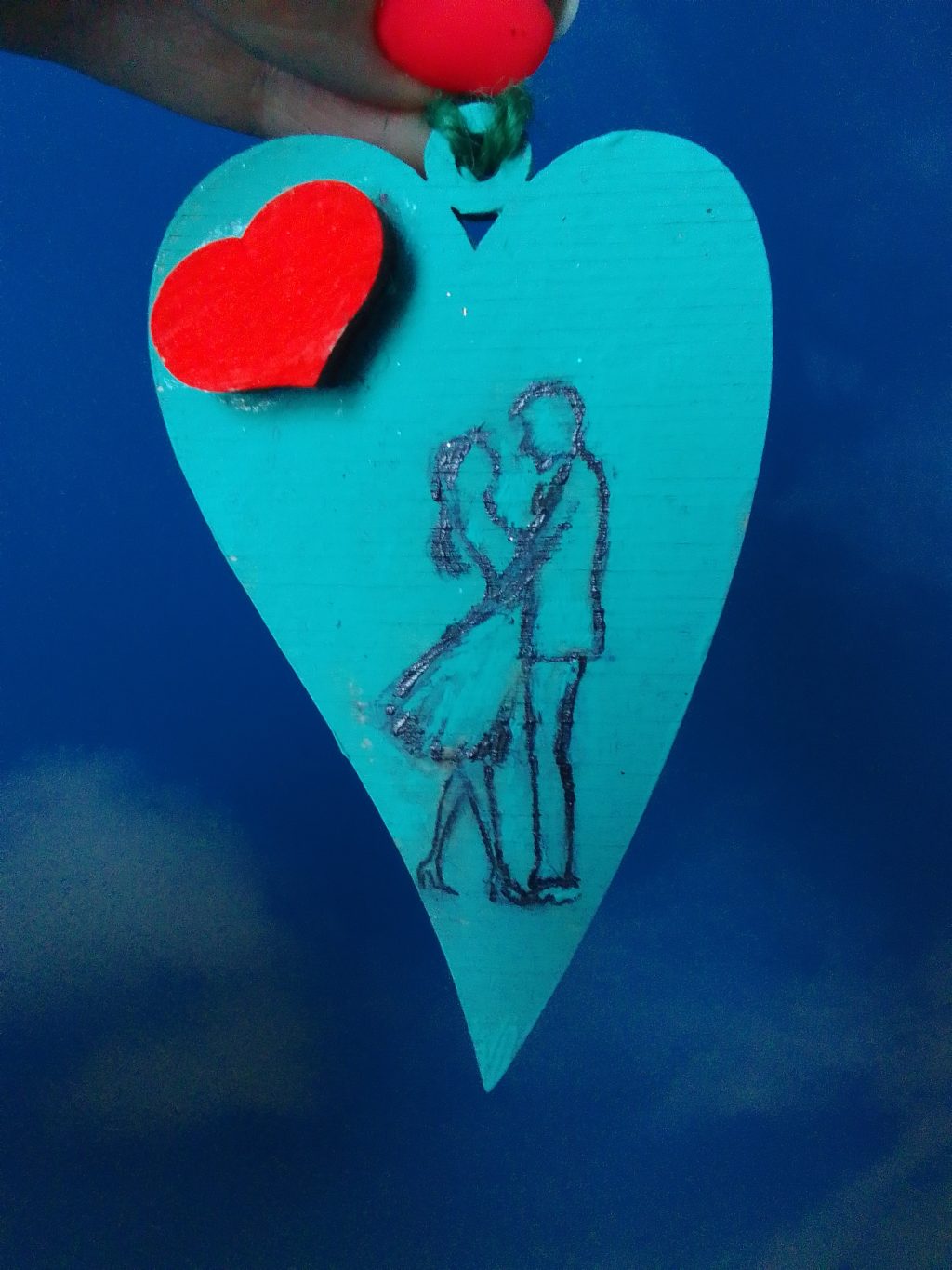 Пара влюбленных с алым сердцем