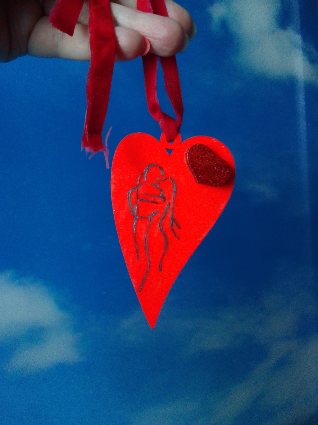 Страстная пара с красным блестящим серцем