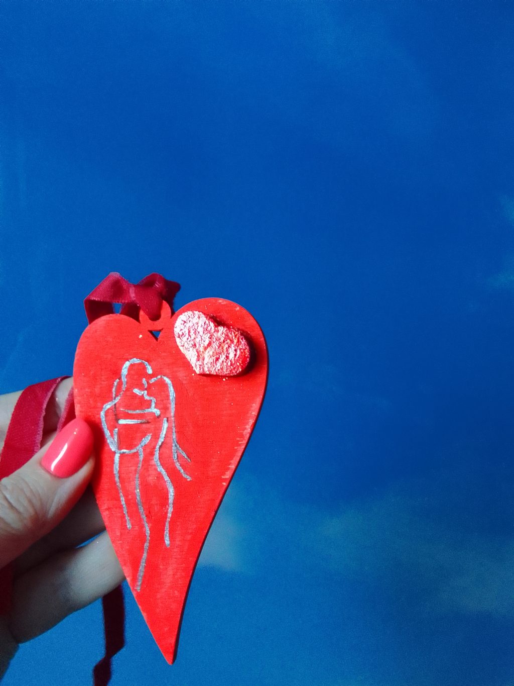 Страстная пара с красным блестящим серцем