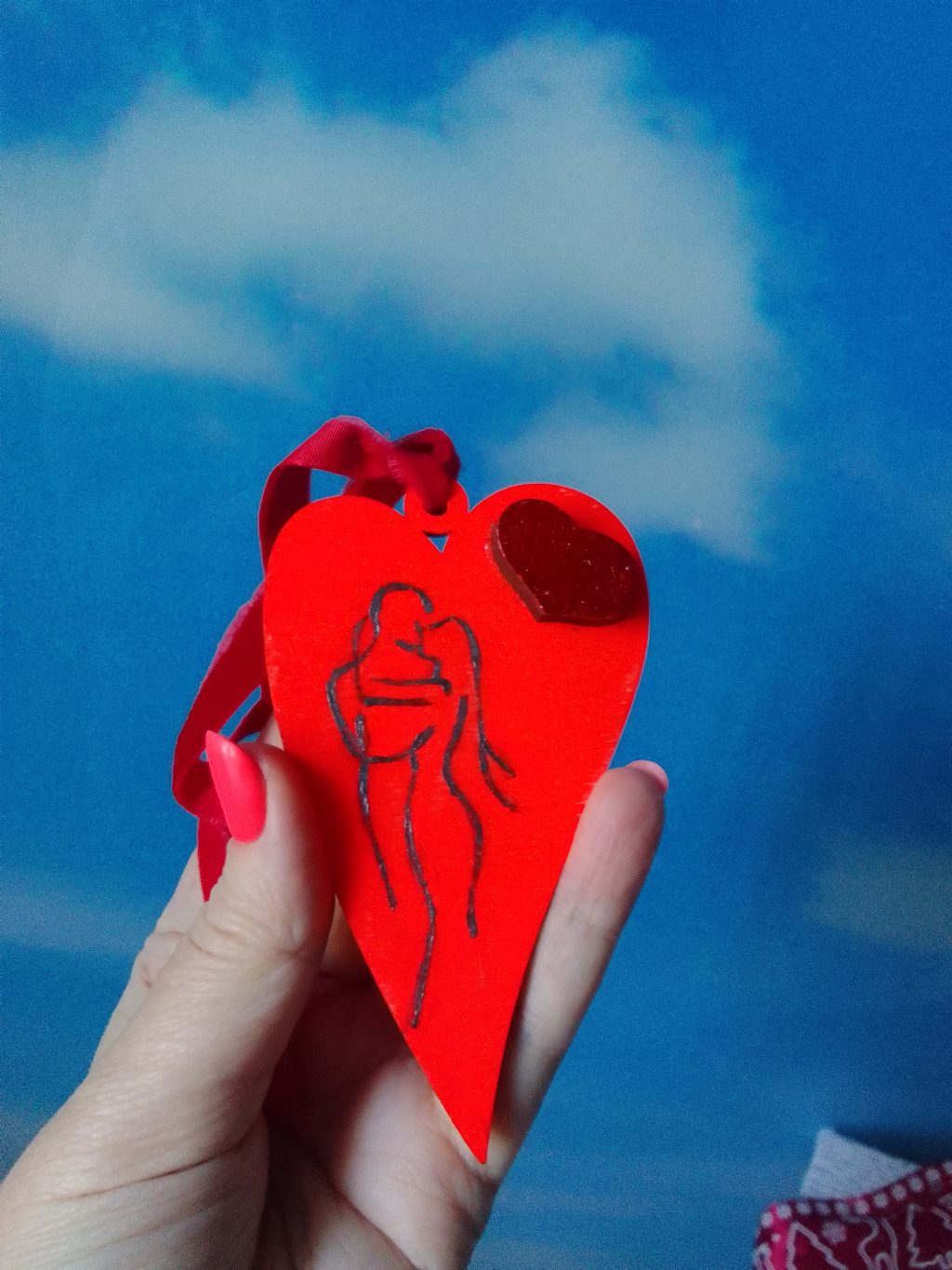 Страстная пара с красным блестящим серцем