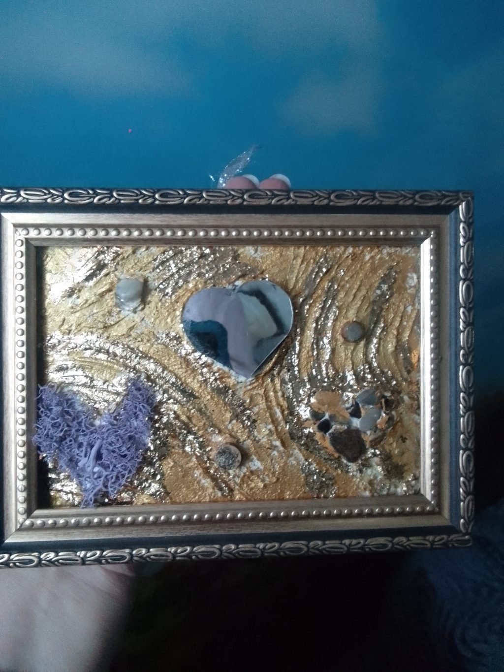 Три сердца на золотом фоне