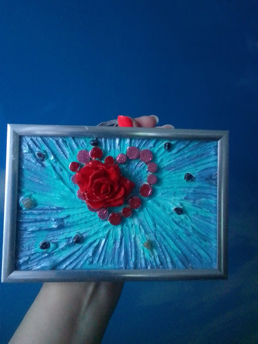 Сердце с красной розой