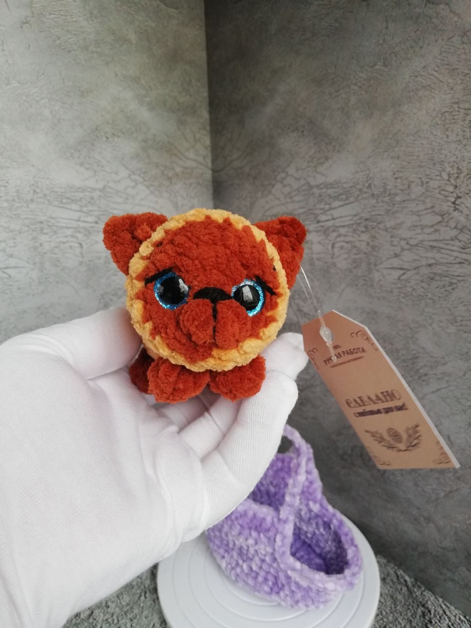 Котенок в переноске