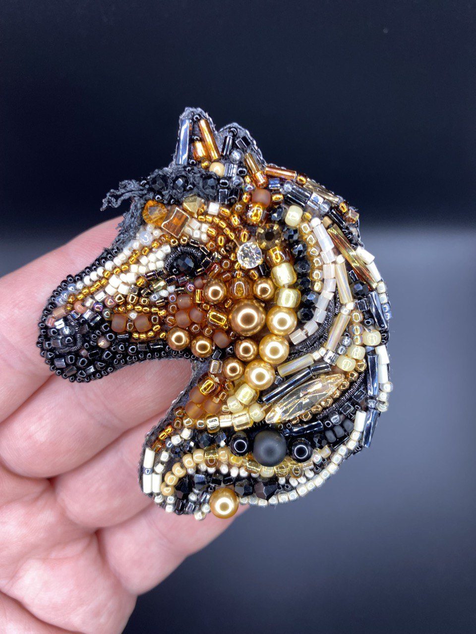 Брошь лошадь