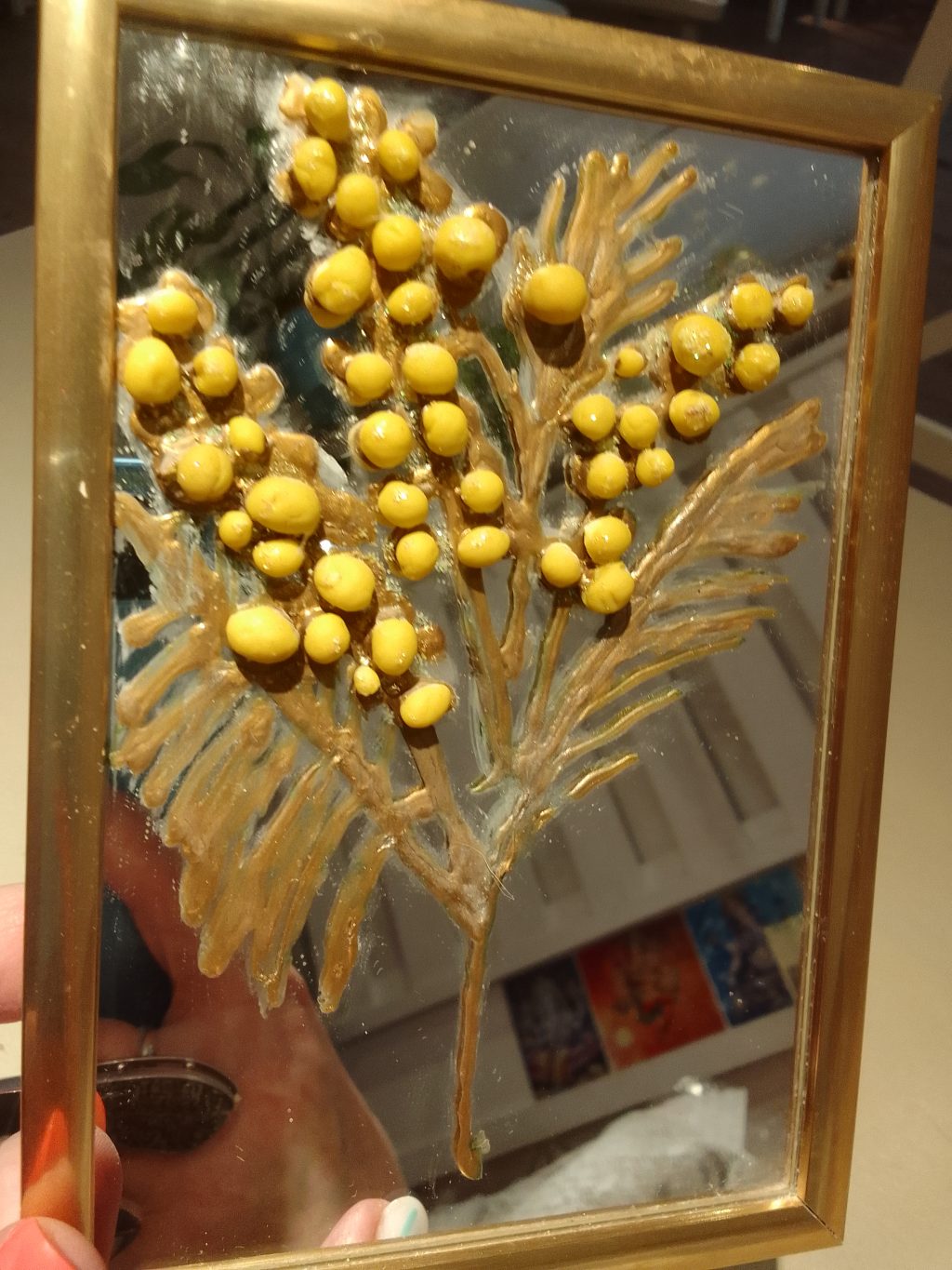 Мимоза на зеркале