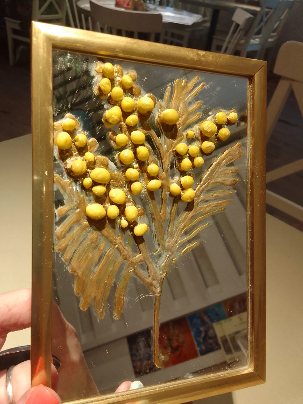 Мимоза на зеркале