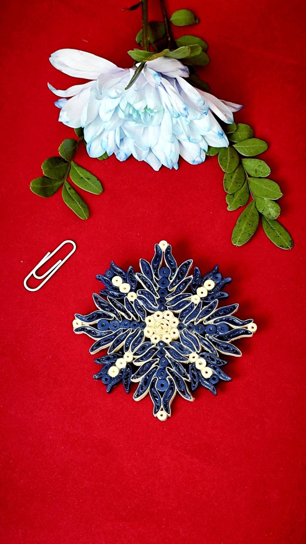 Брошь — кулон в сине-бежевом цвете