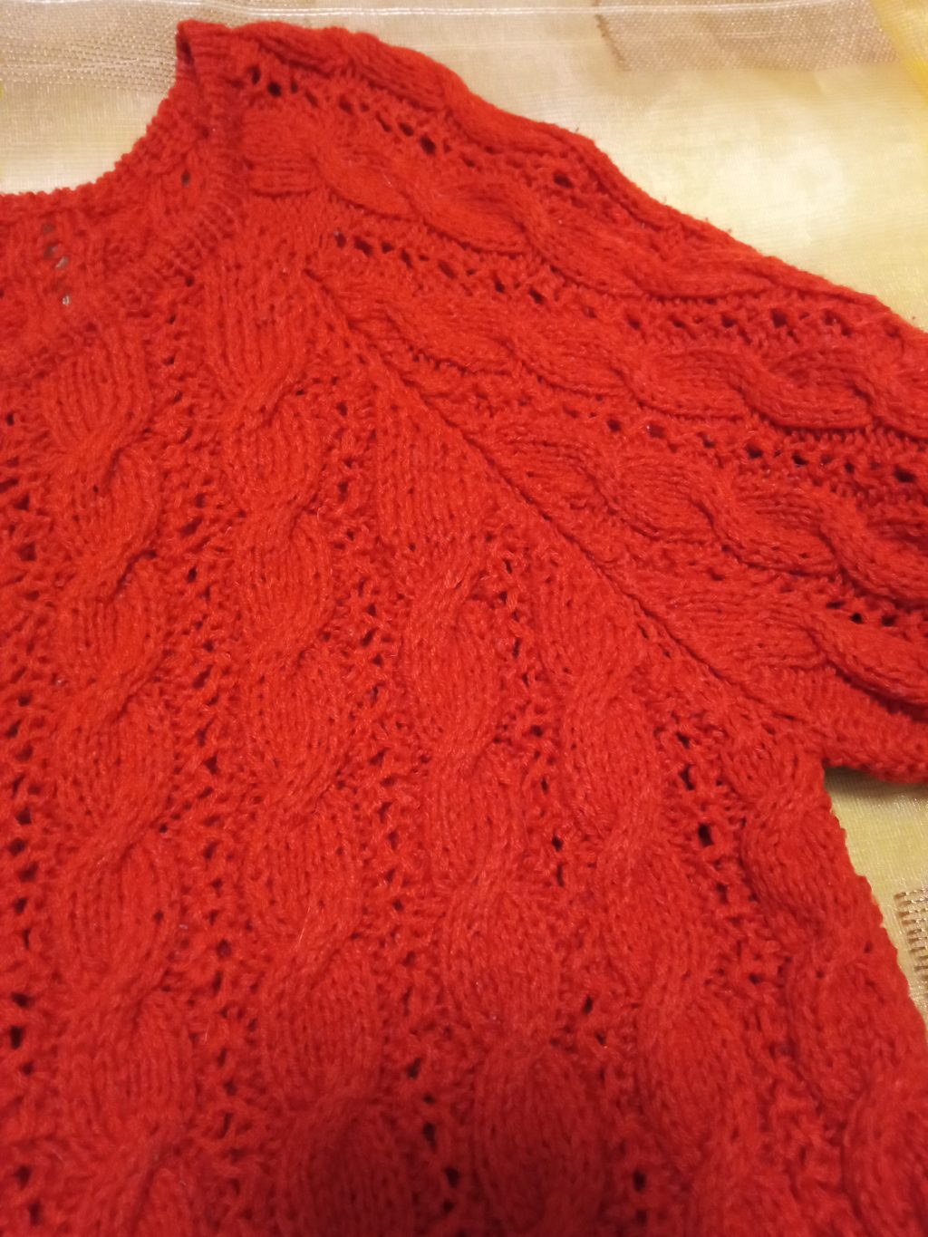 Красная кофточка