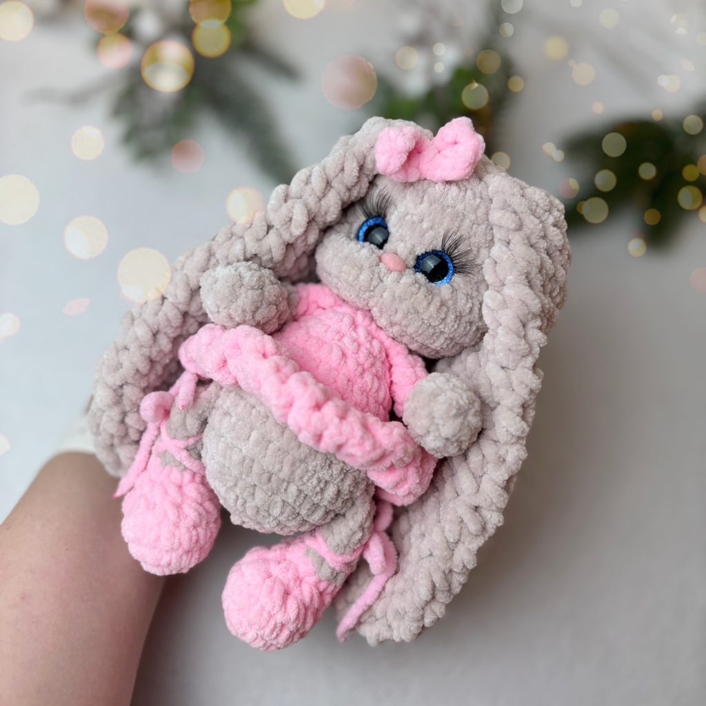 Вязаный зайка балерина