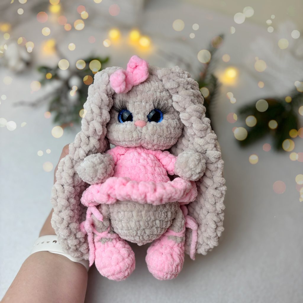 Вязаный зайка балерина