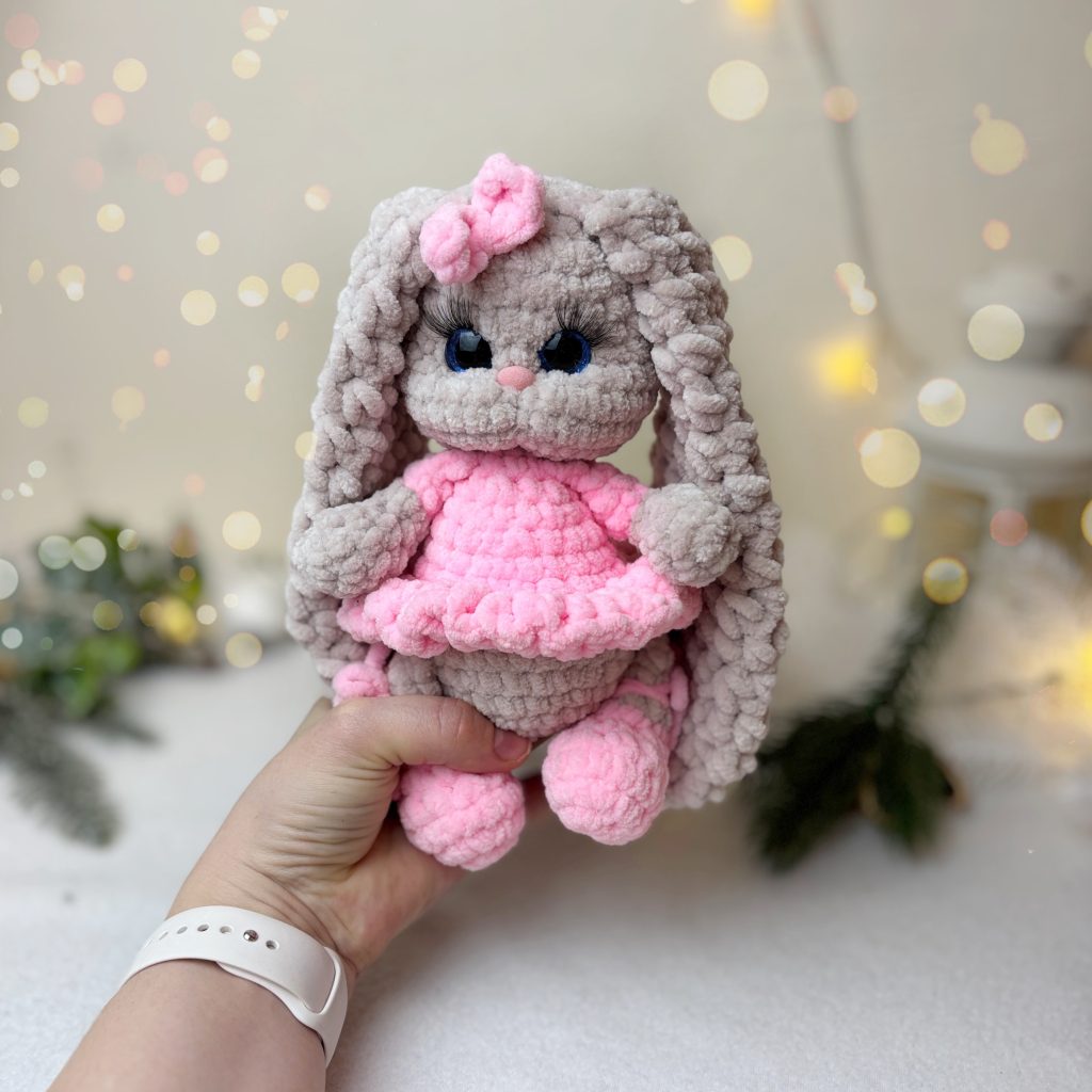 Вязаный зайка балерина