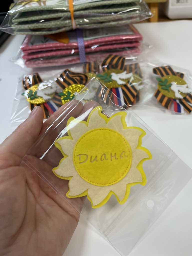 Брошка из фетра