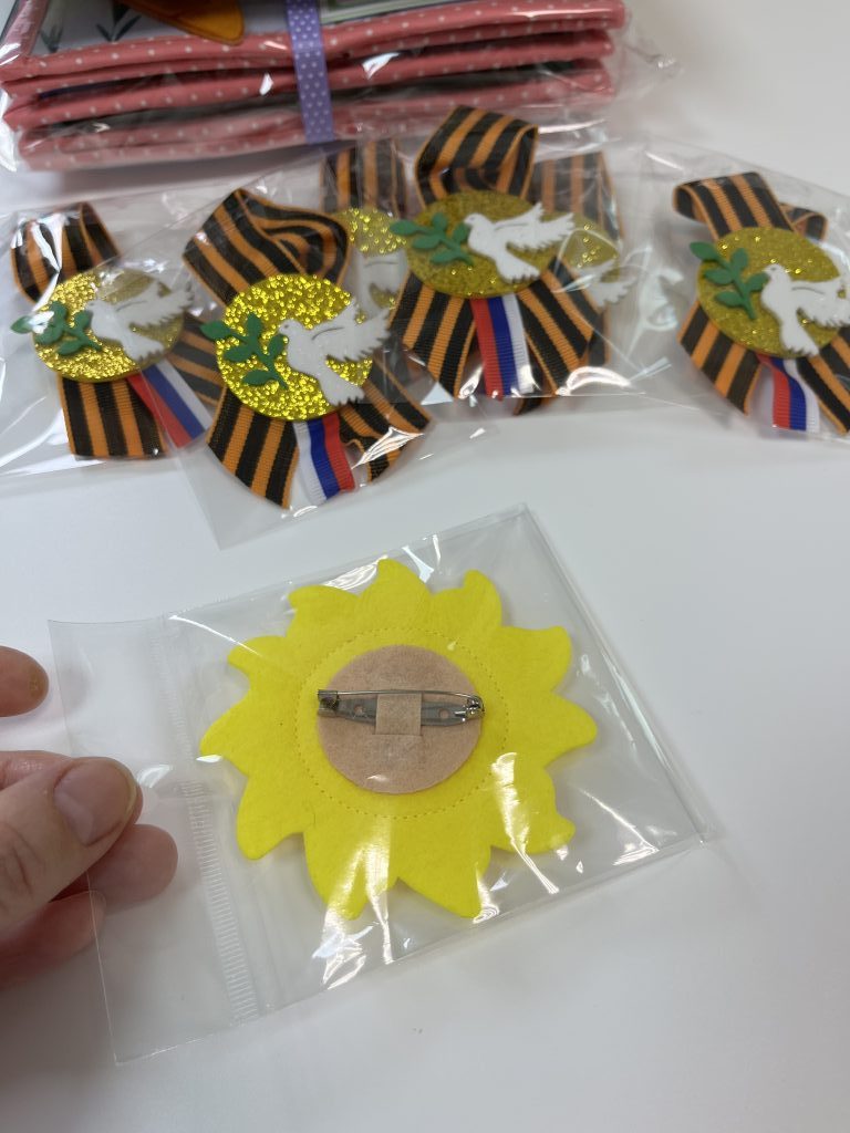 Брошка из фетра