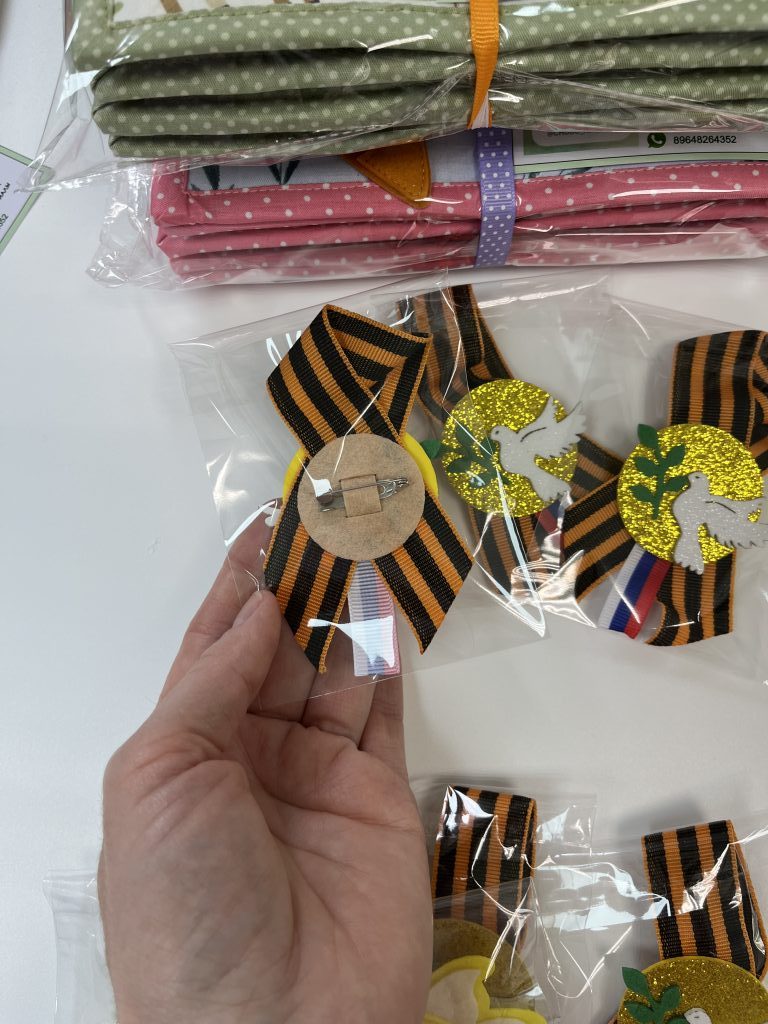 Брошка из фетра