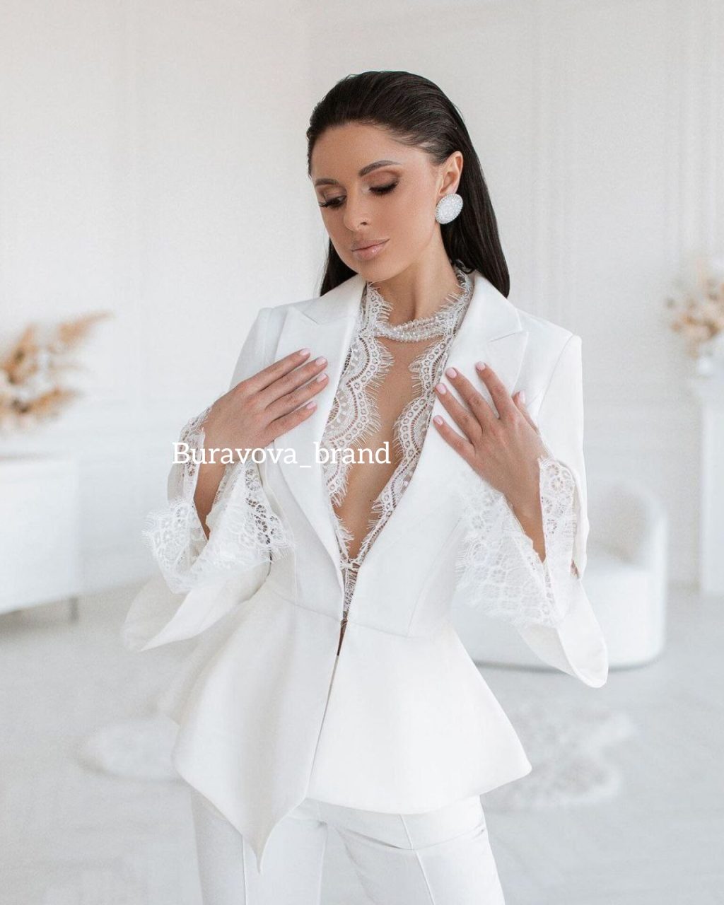 Костюм с кружевом