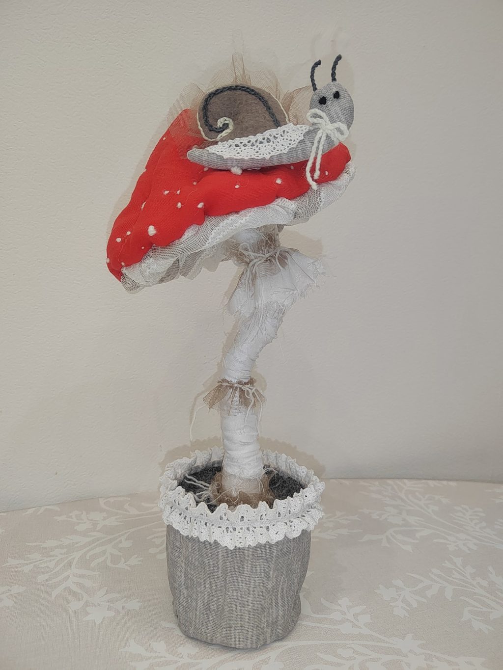 Интерьерный гриб с брошью улиткой