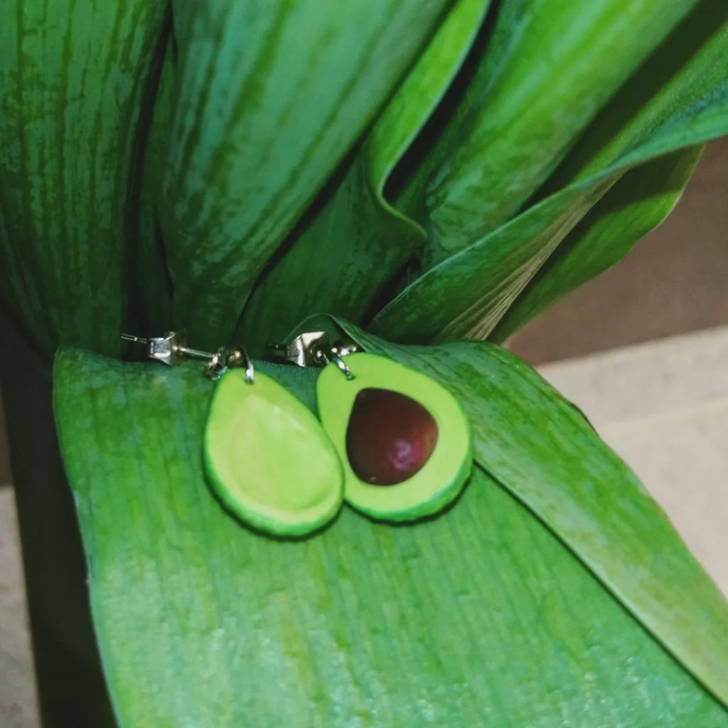 Серьги-гвоздики с половинками авокадо из полимерной глины