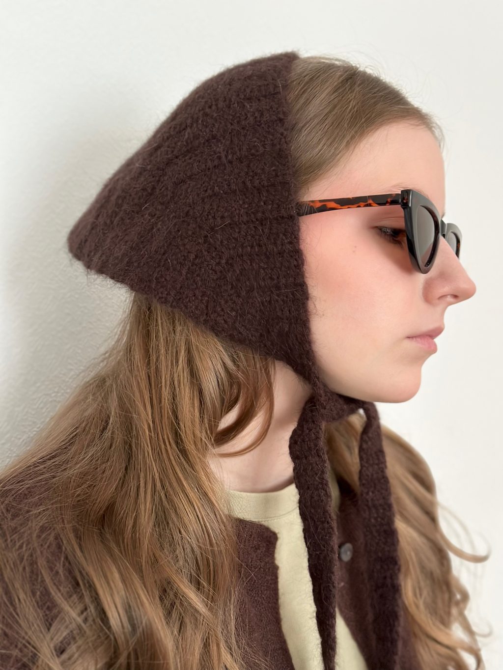 Чепчик-косынка вязаная