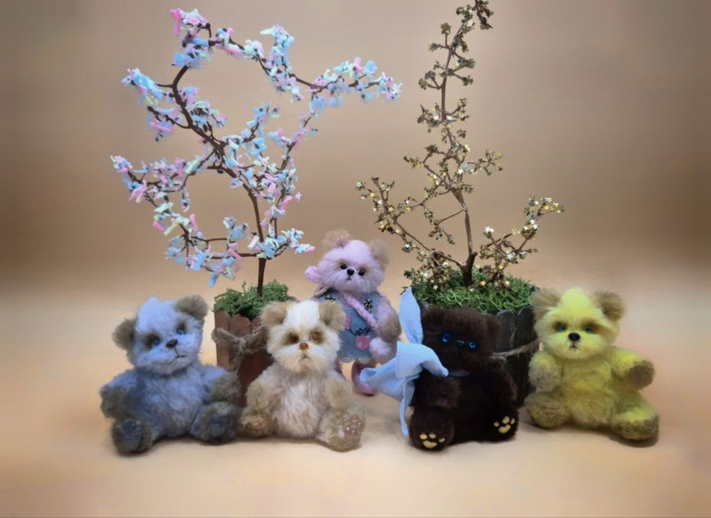 Вязаные миниатюрные игрушки Маша и 4 «антимедведя»