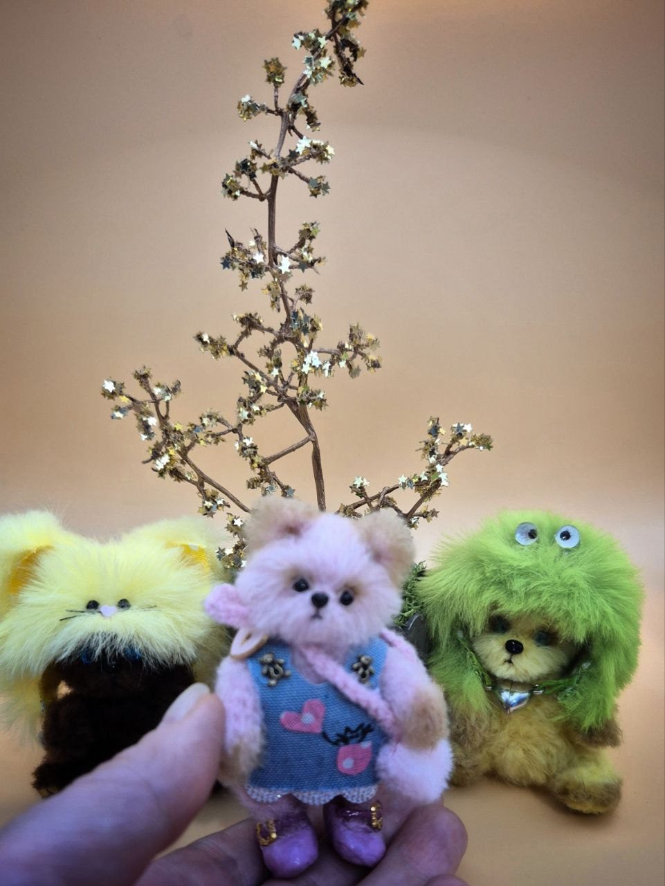 Вязаные миниатюрные игрушки Маша и 4 «антимедведя»