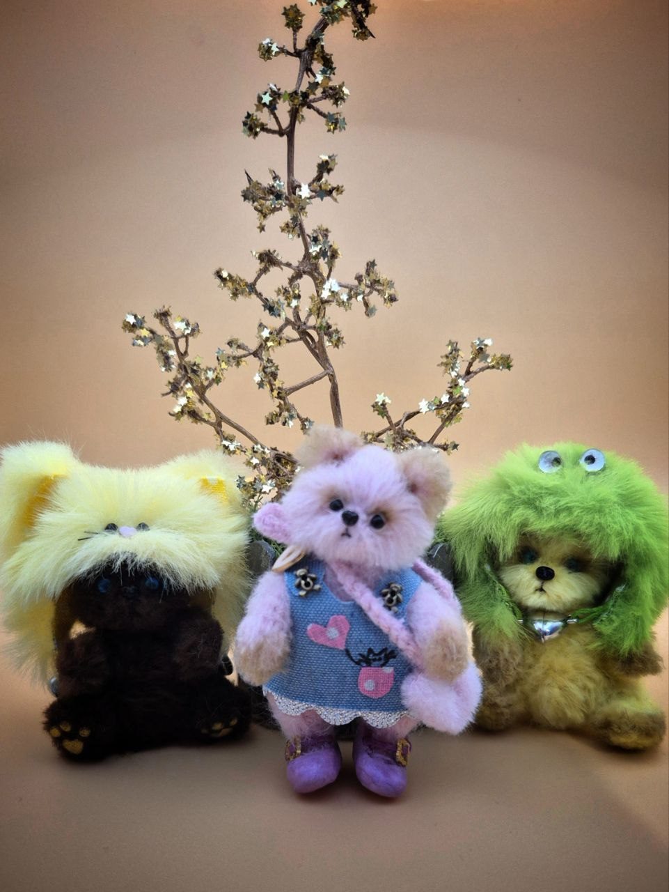 Вязаные миниатюрные игрушки Маша и 4 «антимедведя»
