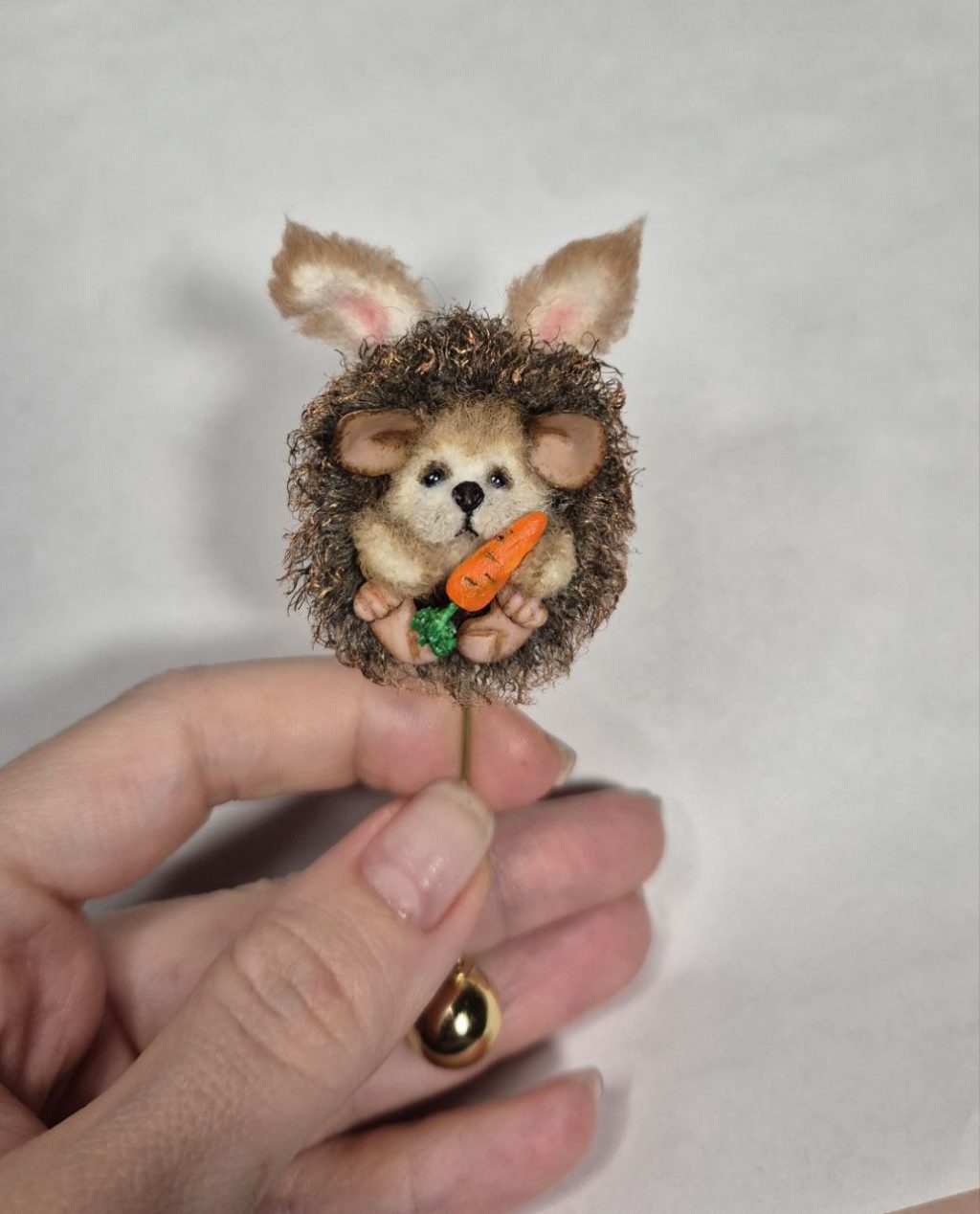 Вязаная брошь