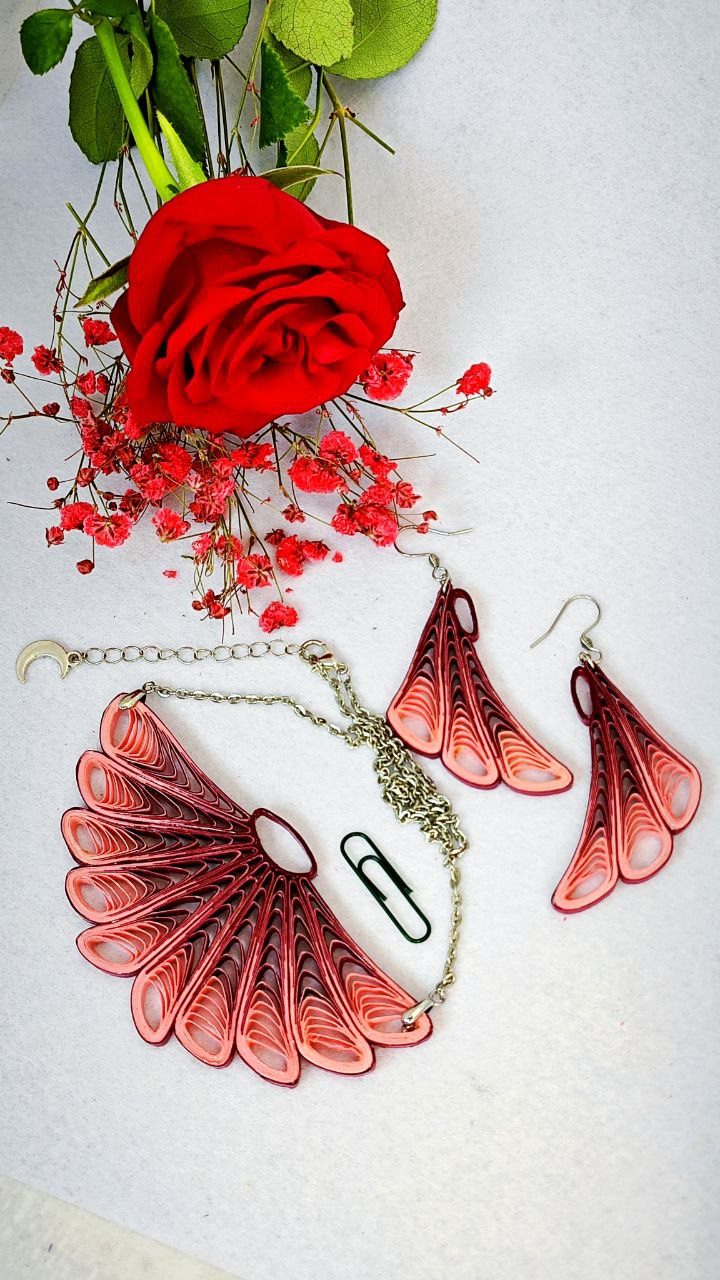 Бордо-розовый комплект украшений квиллинг-графика.