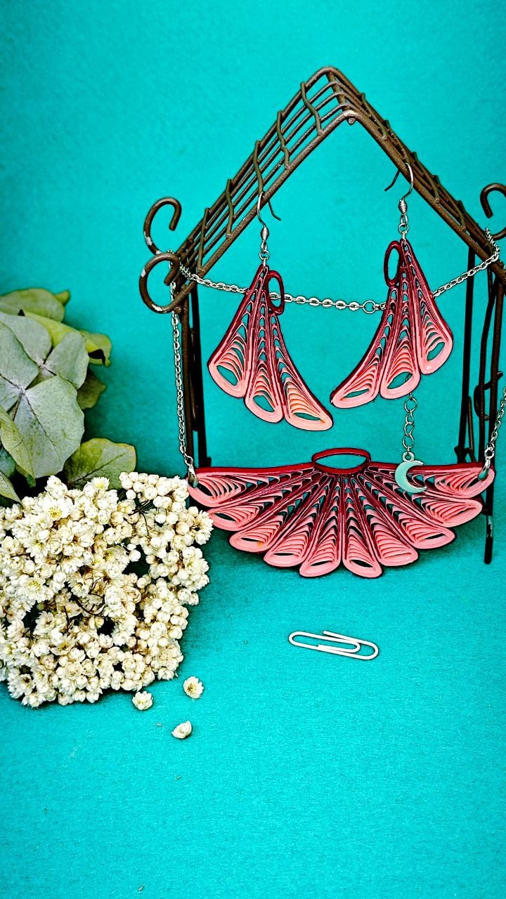 Бордо-розовый комплект украшений квиллинг-графика.