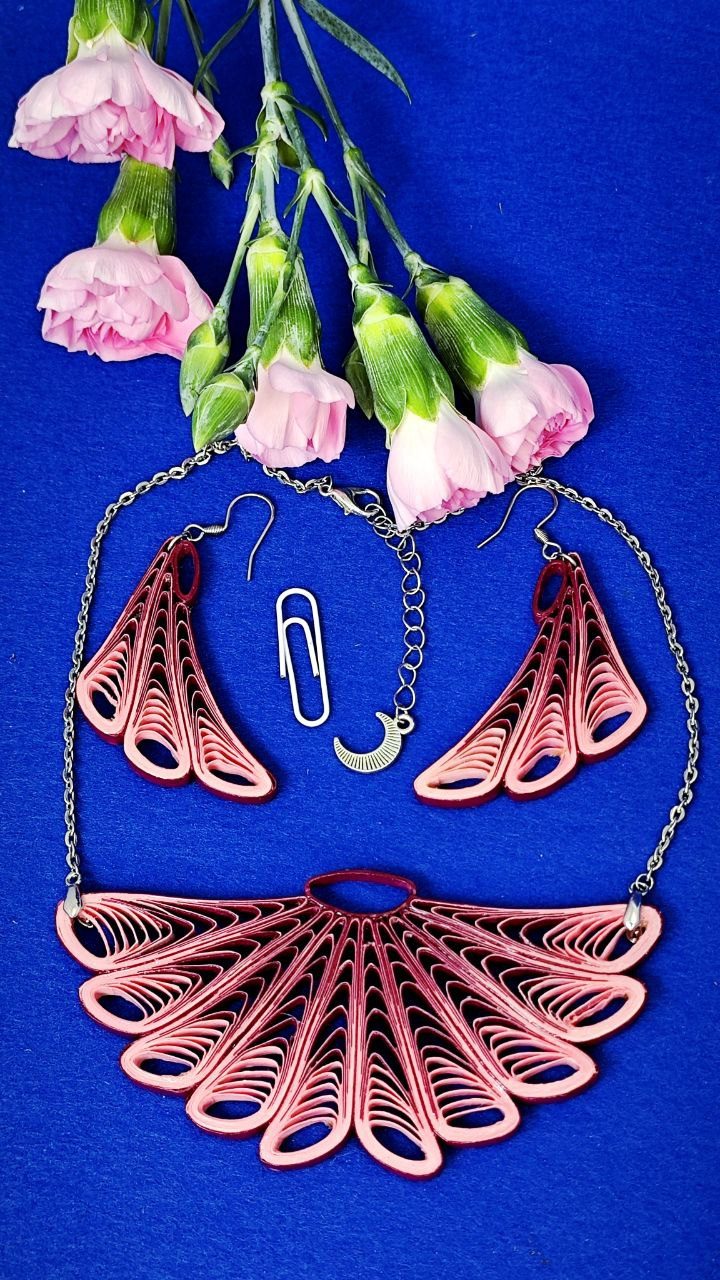 Бордо-розовый комплект украшений квиллинг-графика.