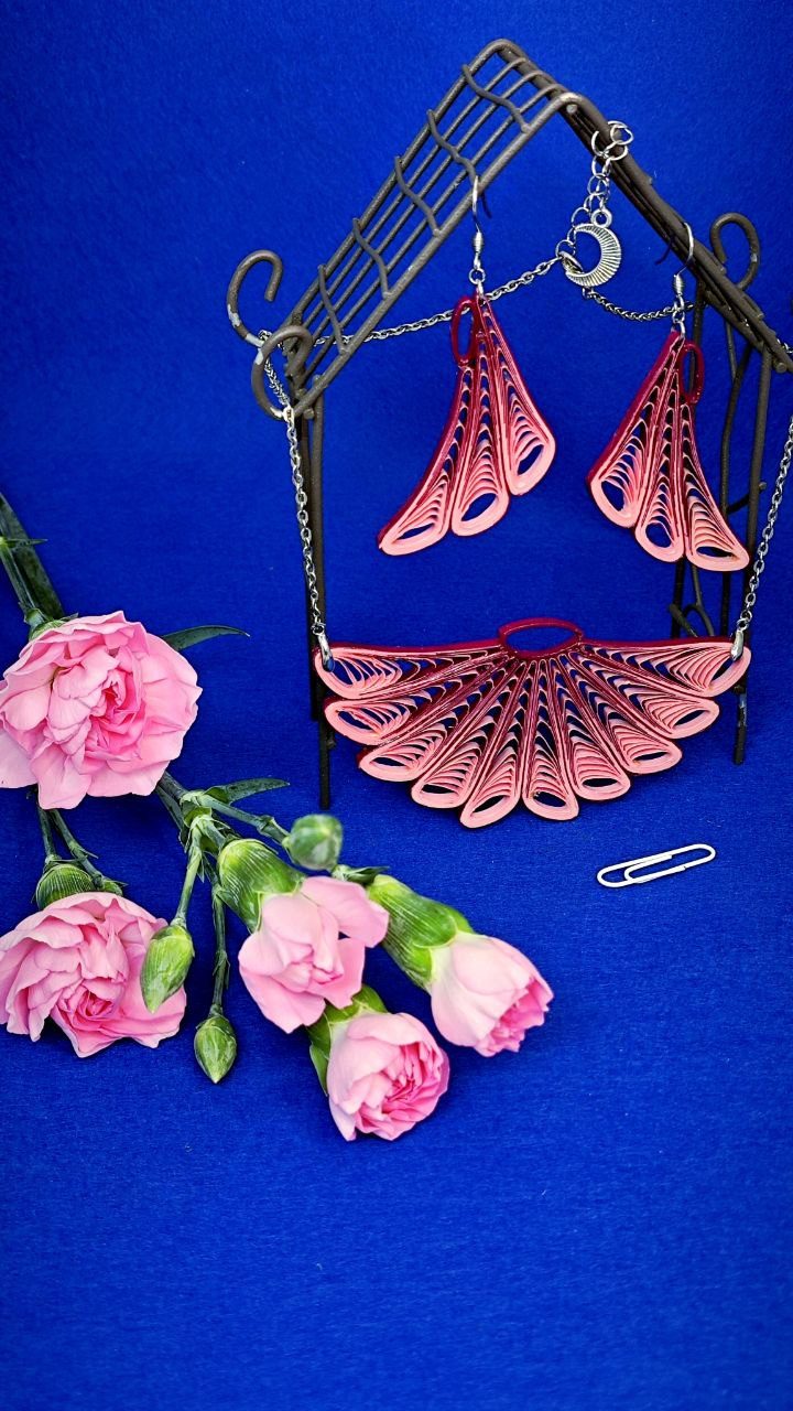 Бордо-розовый комплект украшений квиллинг-графика.