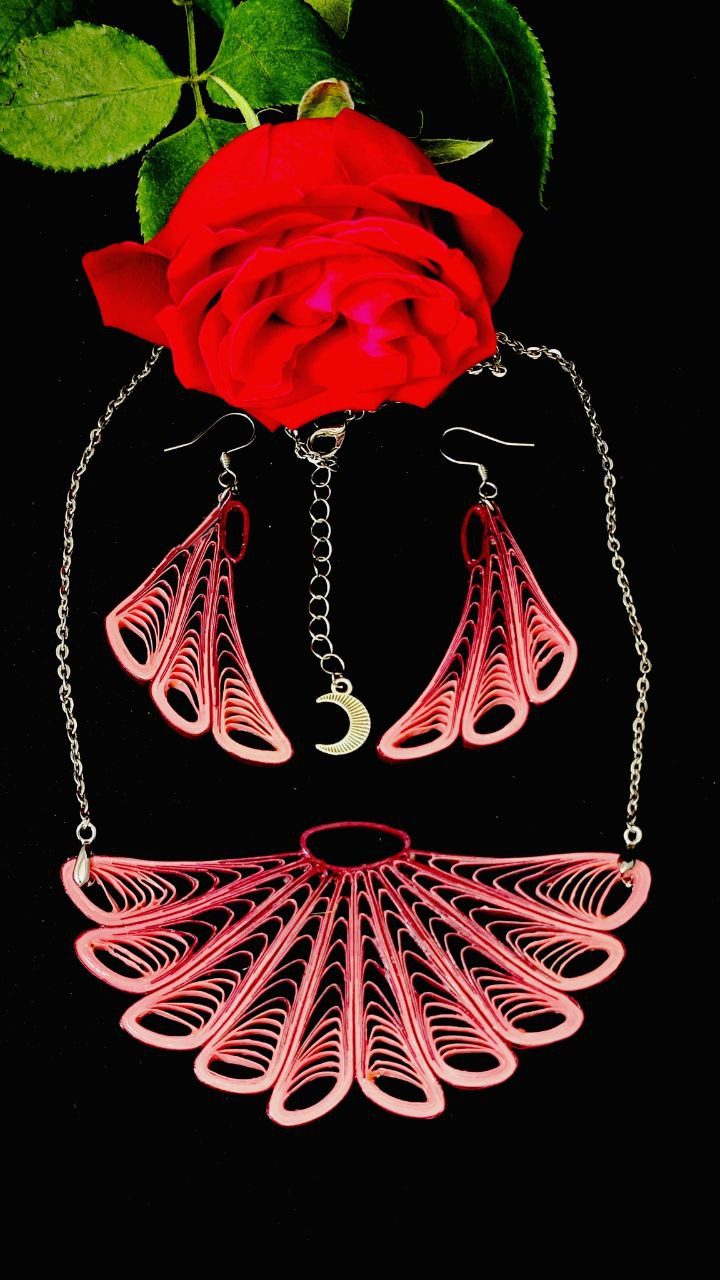 Бордо-розовый комплект украшений квиллинг-графика.