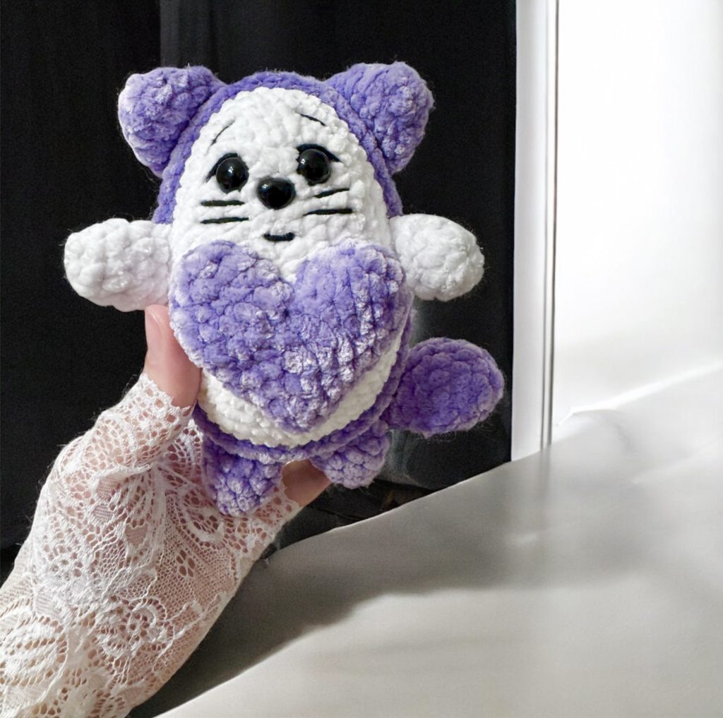 Котик с сердечком