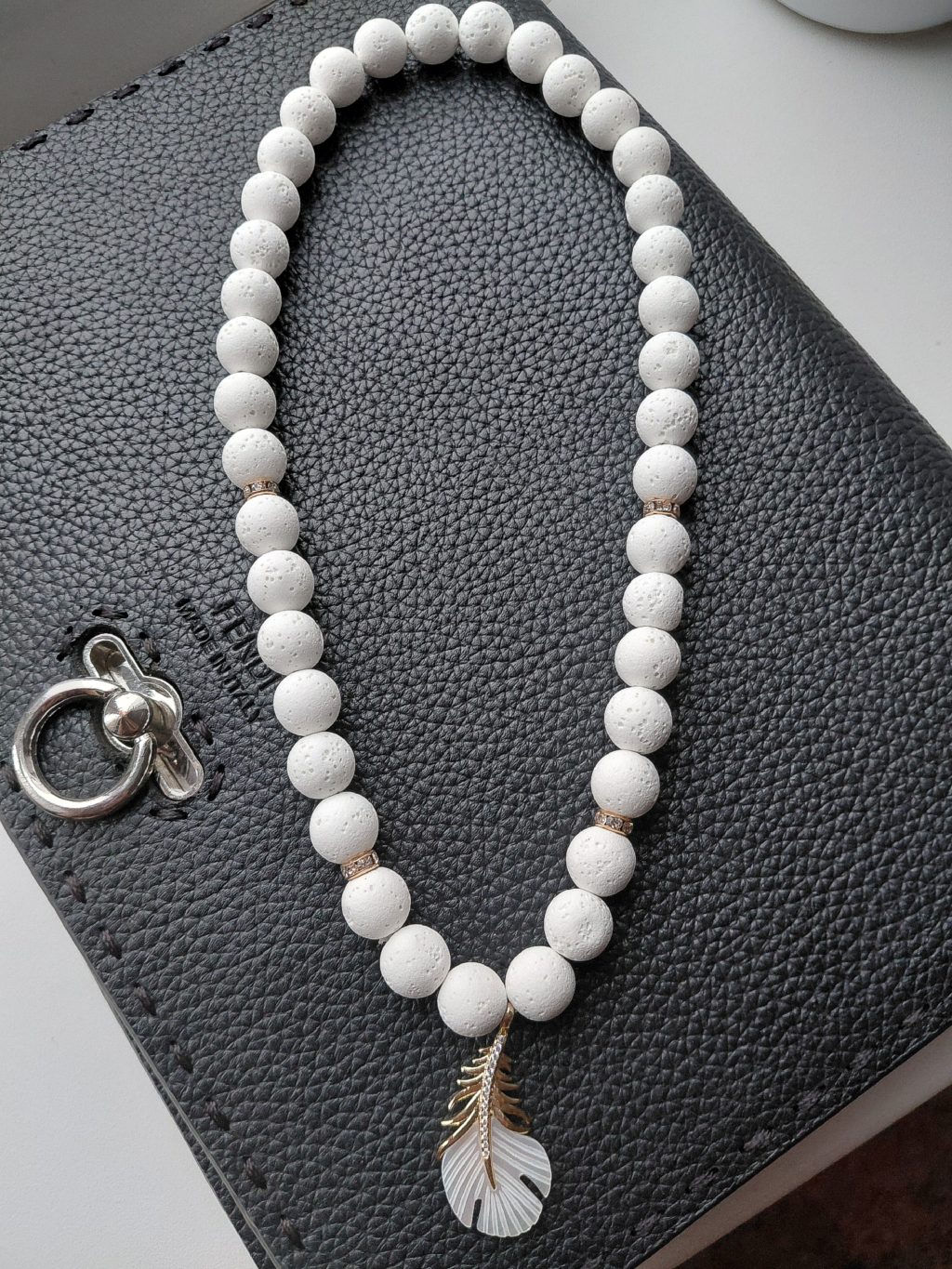 Украшение «Белая лава»