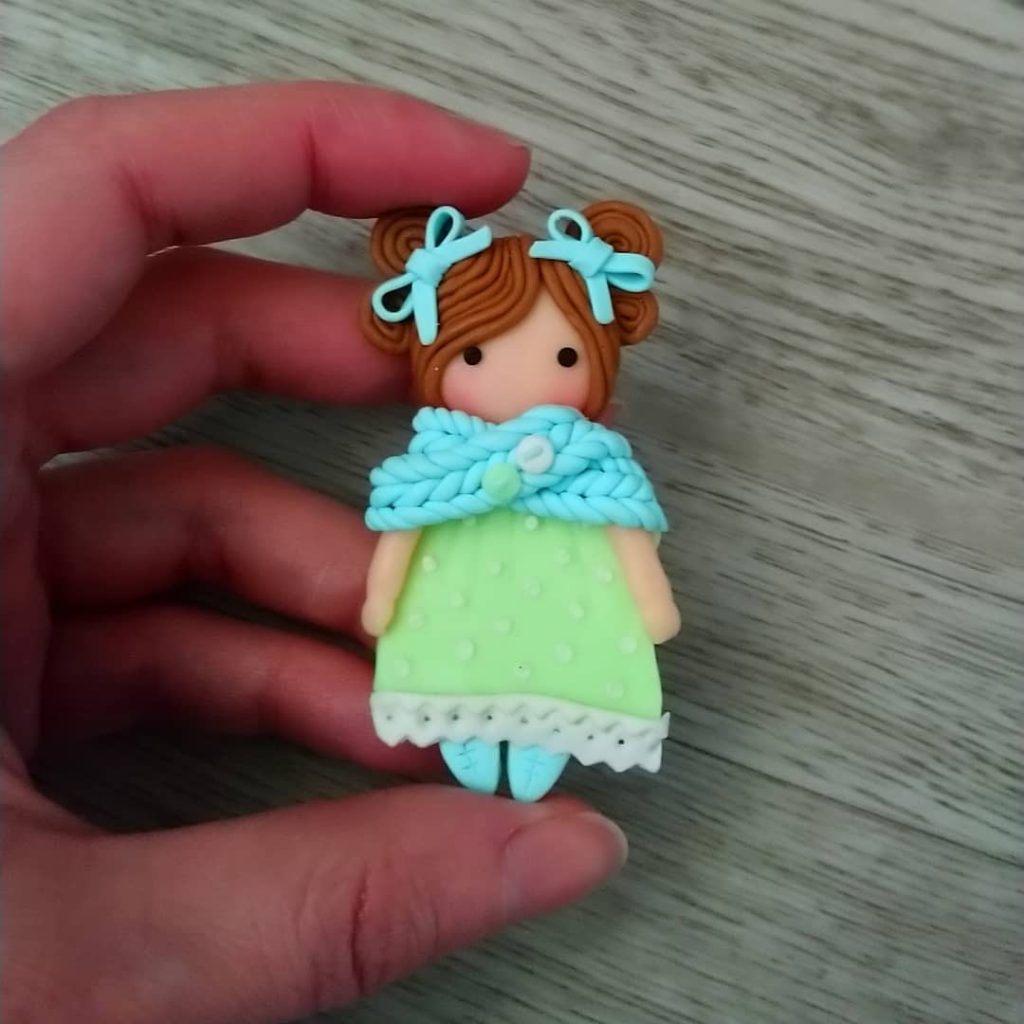 Брошка — крошка милая девочка