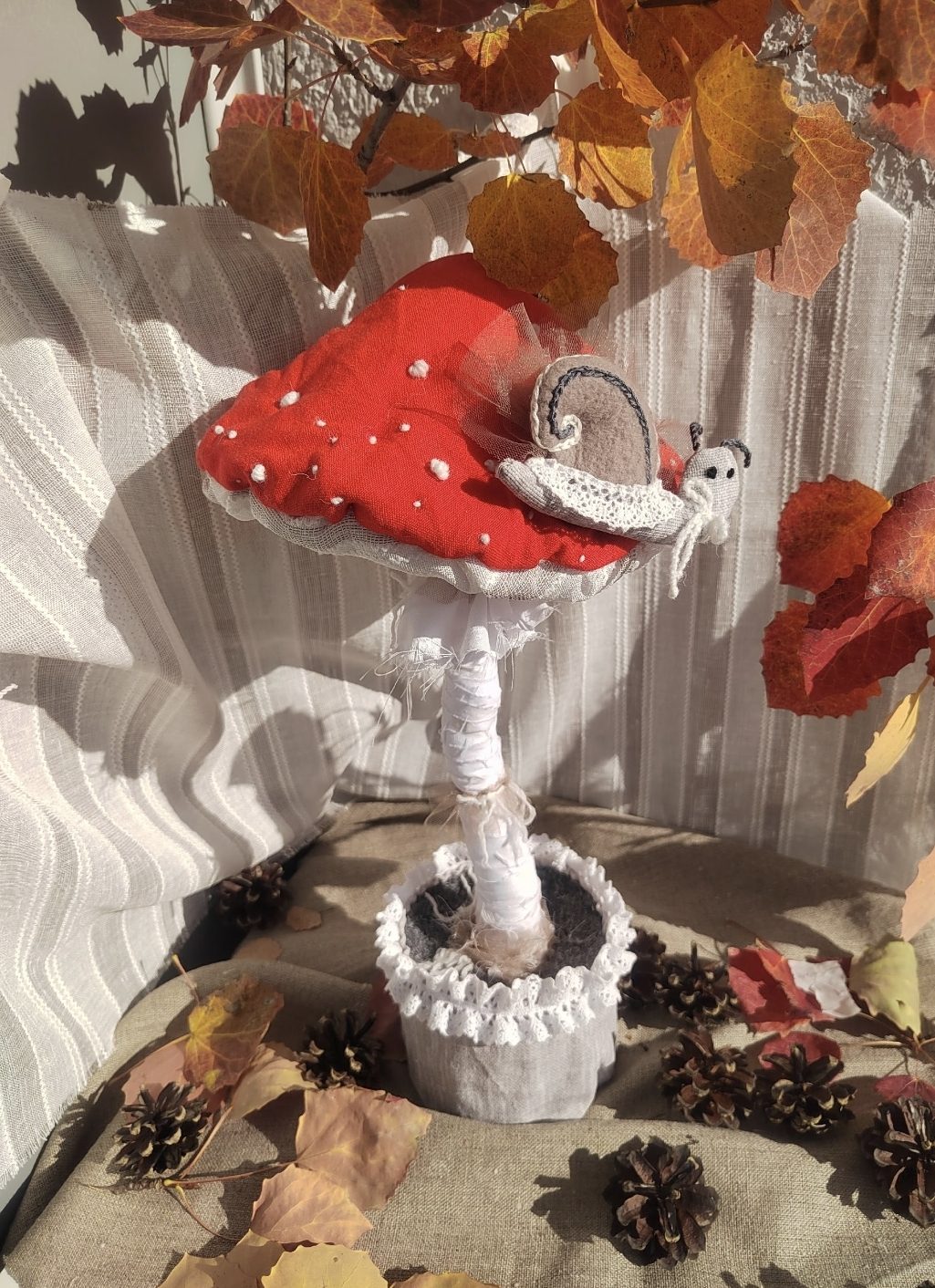 Интерьерный гриб с брошью улиткой