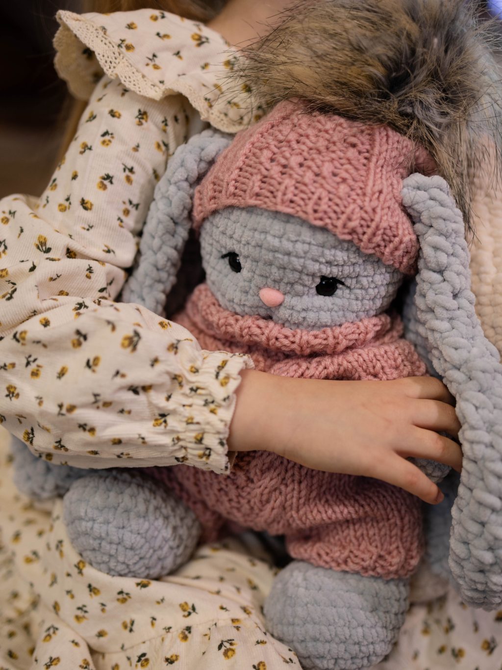 Зайка вязаный