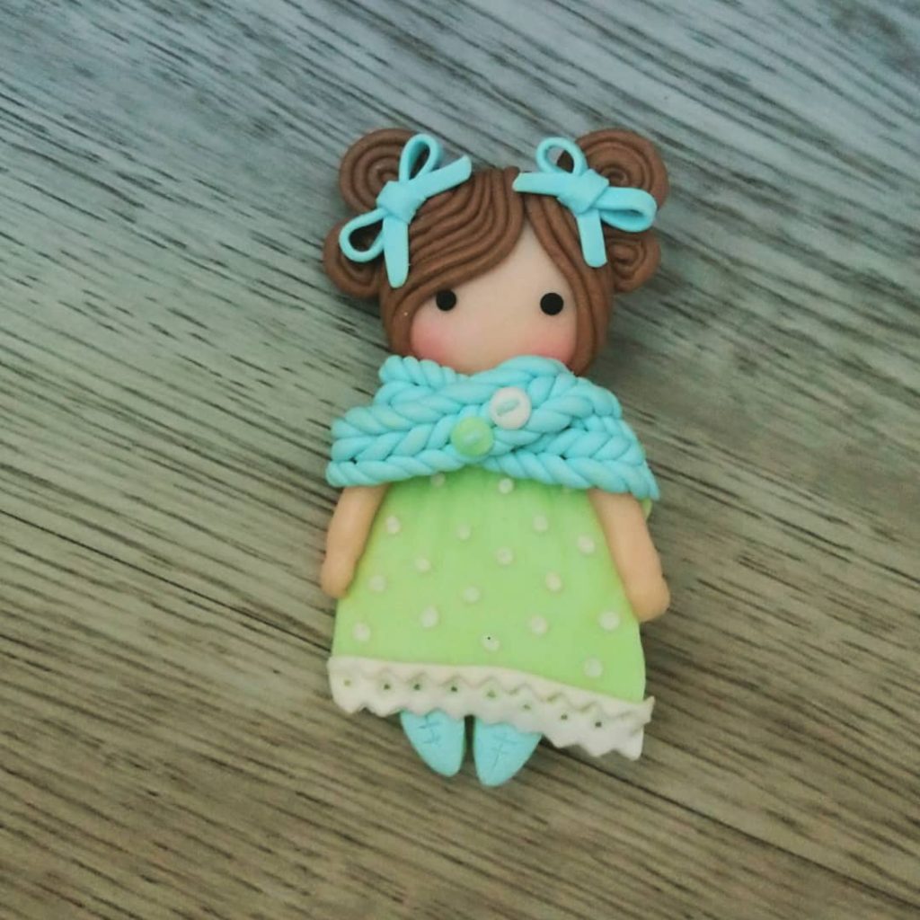 Брошка — крошка милая девочка