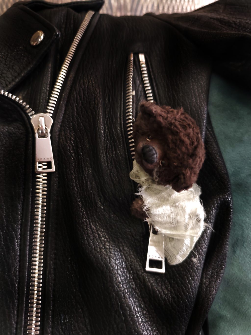 Миниатюрный коллекционный медведь