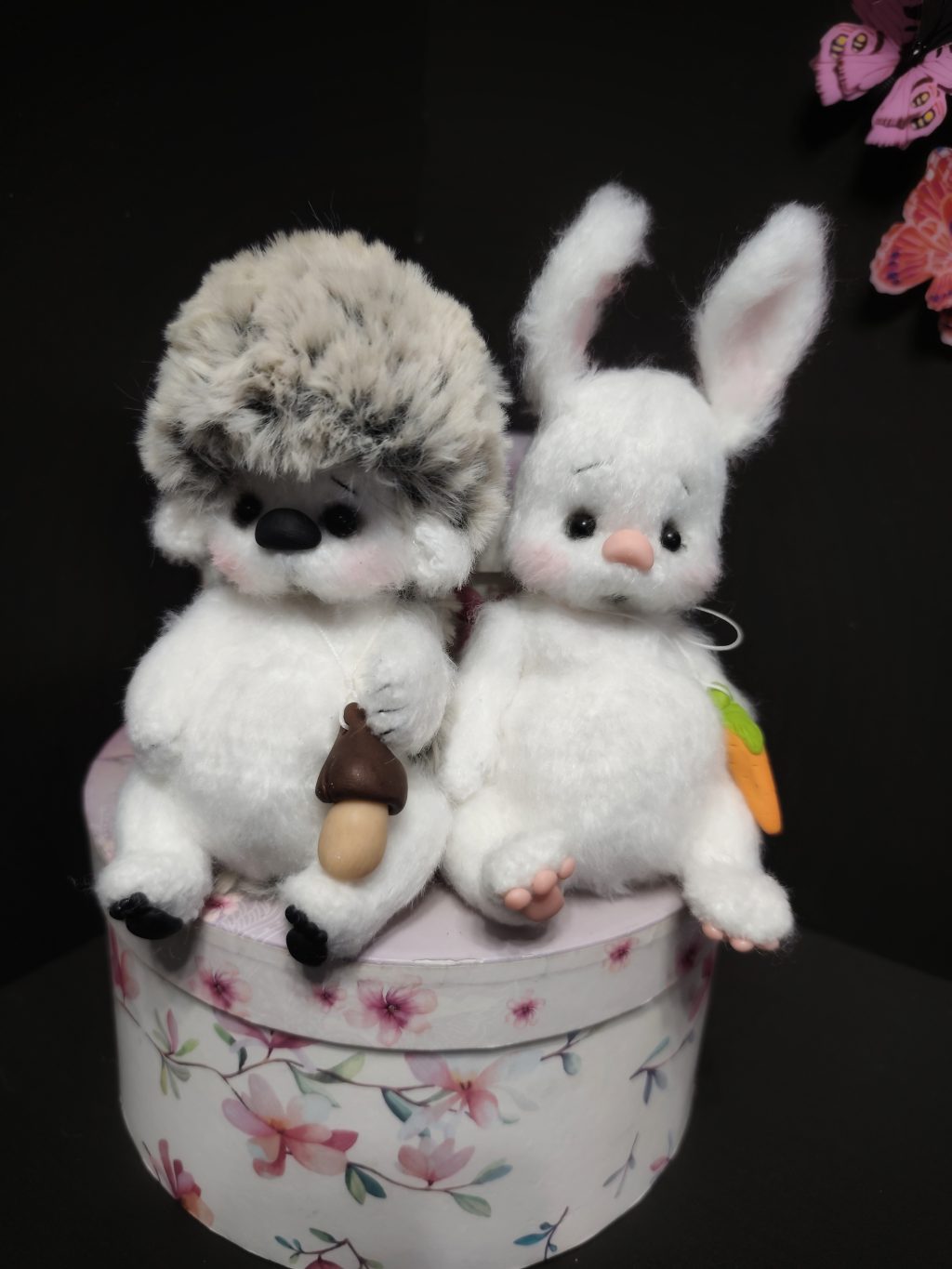 Вязанная игрушка зайка