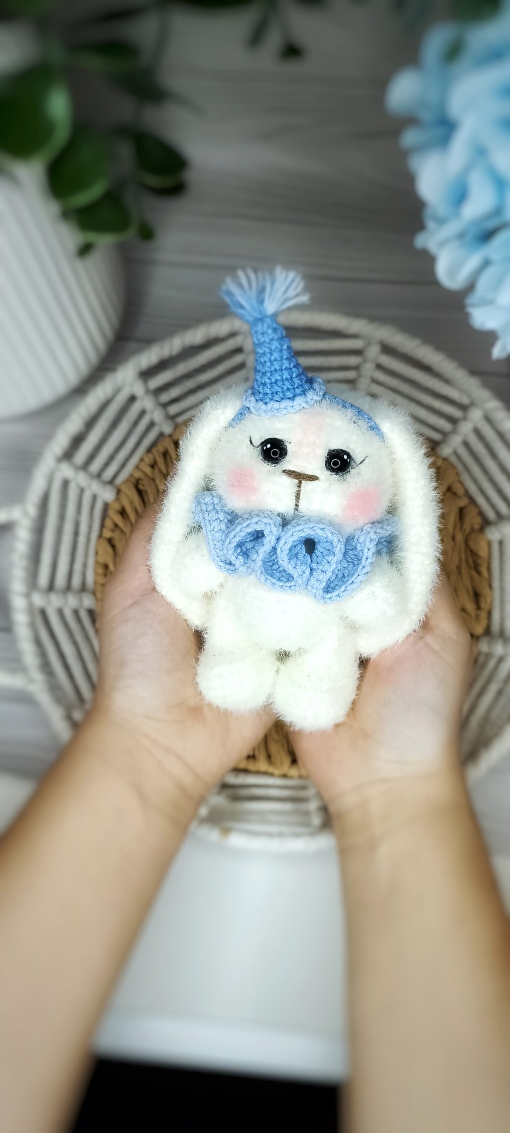 Зайка в ладошку игрушка вязаная ручной работы