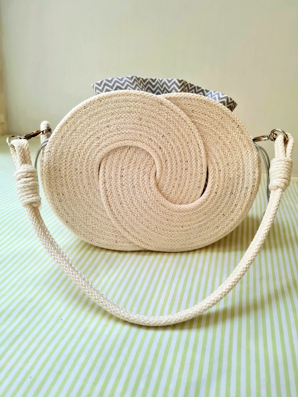 Сумка круглая через плечо из хлопкового шнура в форме, белая с пайетками
