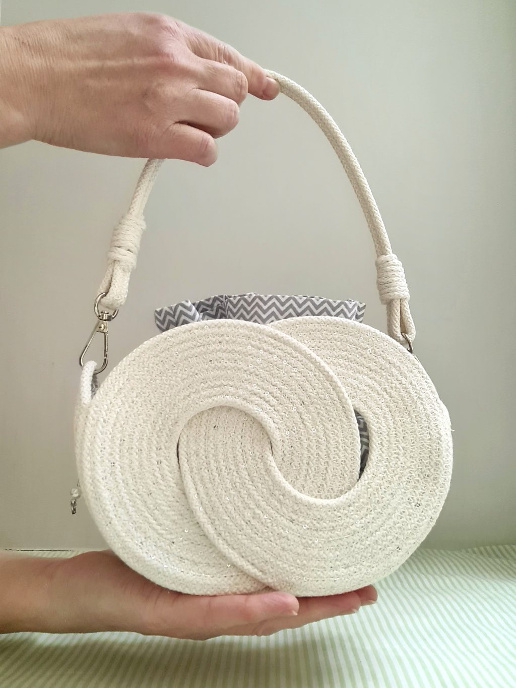 Сумка круглая через плечо из хлопкового шнура в форме, белая с пайетками
