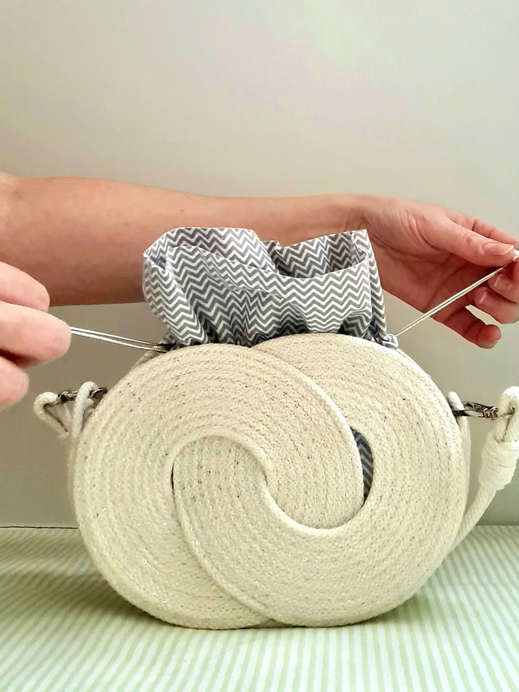 Сумка круглая через плечо из хлопкового шнура в форме, белая с пайетками