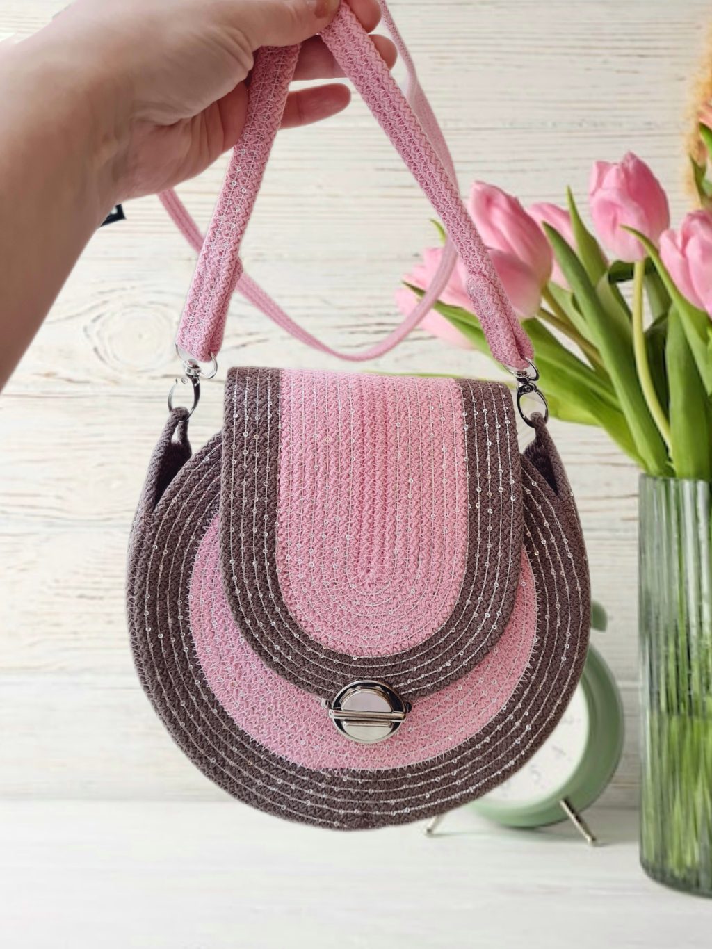 Круглая сумка через плечо с пайетками розово-коричневая, диаметр 20 см