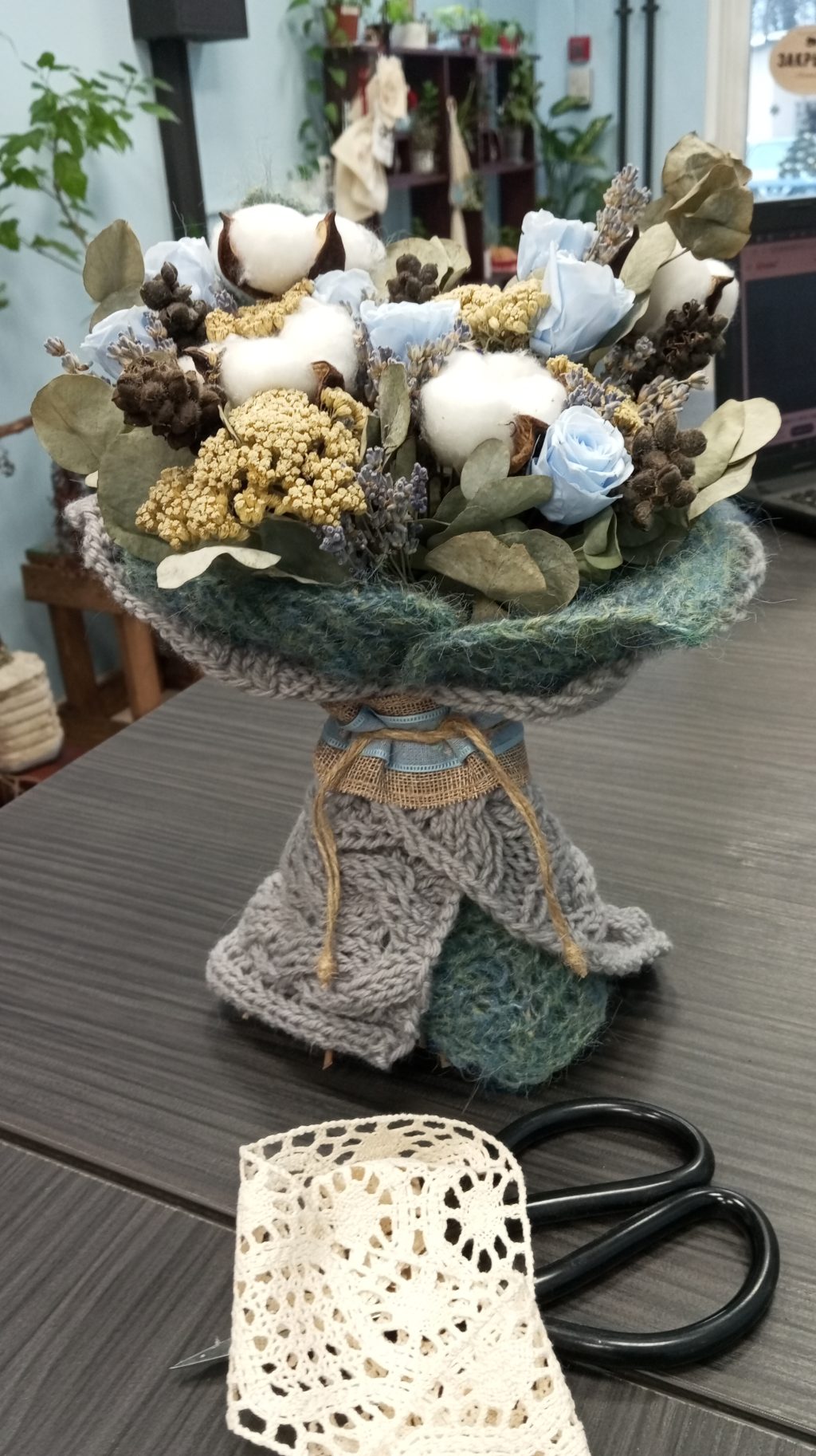Авторский букет из сухоцветов с голубыми стабилизированными розами. Вечная нежность в вязаной упаковке ручной работы.