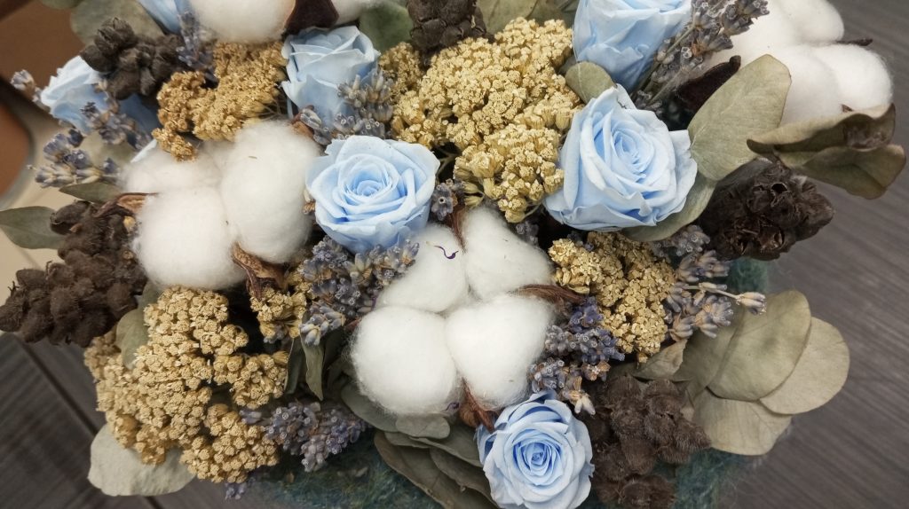 Авторский букет из сухоцветов с голубыми стабилизированными розами. Вечная нежность в вязаной упаковке ручной работы.