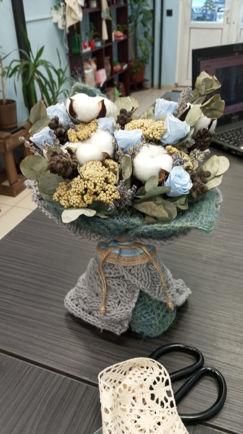 Авторский букет из сухоцветов с голубыми стабилизированными розами. Вечная нежность в вязаной упаковке ручной работы.